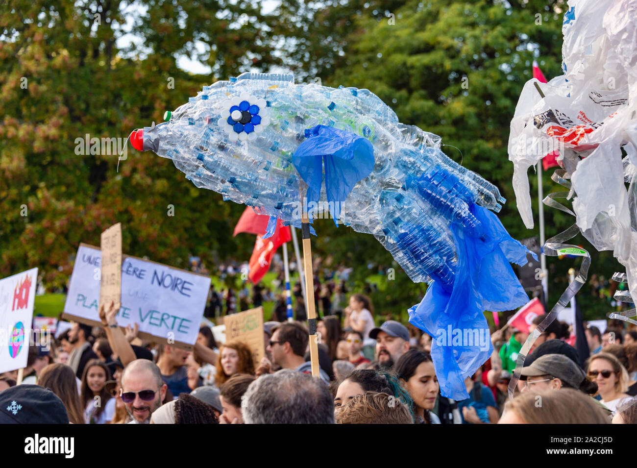 Montréal, CA - 27 septembre 2019 : les poissons en plastique des bouteilles sur le Marché climatique de Montréal Mars. Banque D'Images