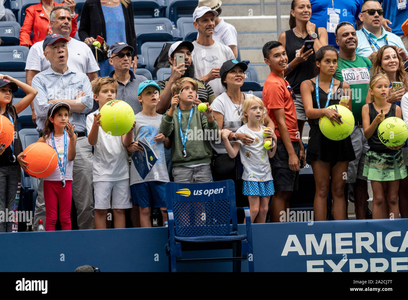 L'attente des fans pour les autographes de Simona de Roumanie qui a battu : Nicole Gibbs des USA dans le premier tour de l'US Open de Tennis 2019 Banque D'Images