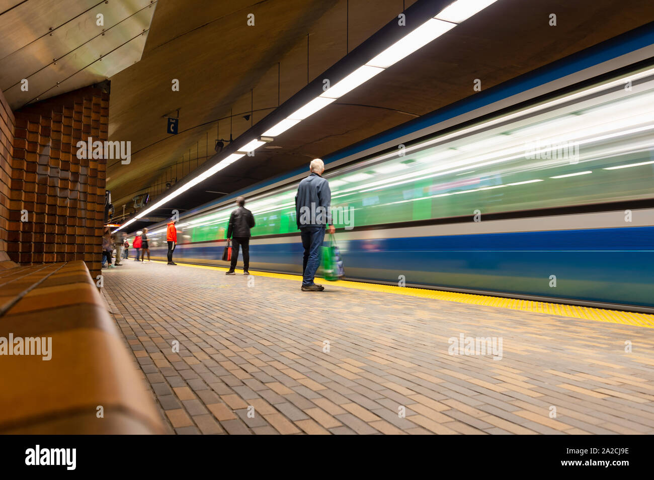 Montréal, CA - 30 septembre 2019 : métro arrivant à la Station Mont-Royal. Banque D'Images