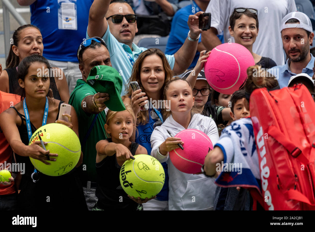 L'attente des fans pour les autographes de Simona de Roumanie qui a battu : Nicole Gibbs des USA dans le premier tour de l'US Open de Tennis 2019 Banque D'Images