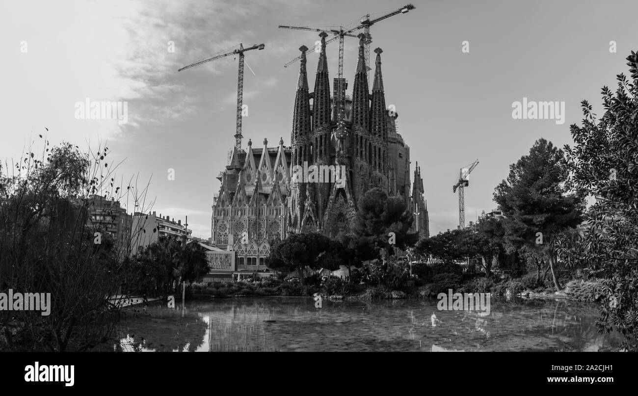 Une photo en noir et blanc de la Sagrada Família, vu de l'ensemble de l'étang voisin. Banque D'Images