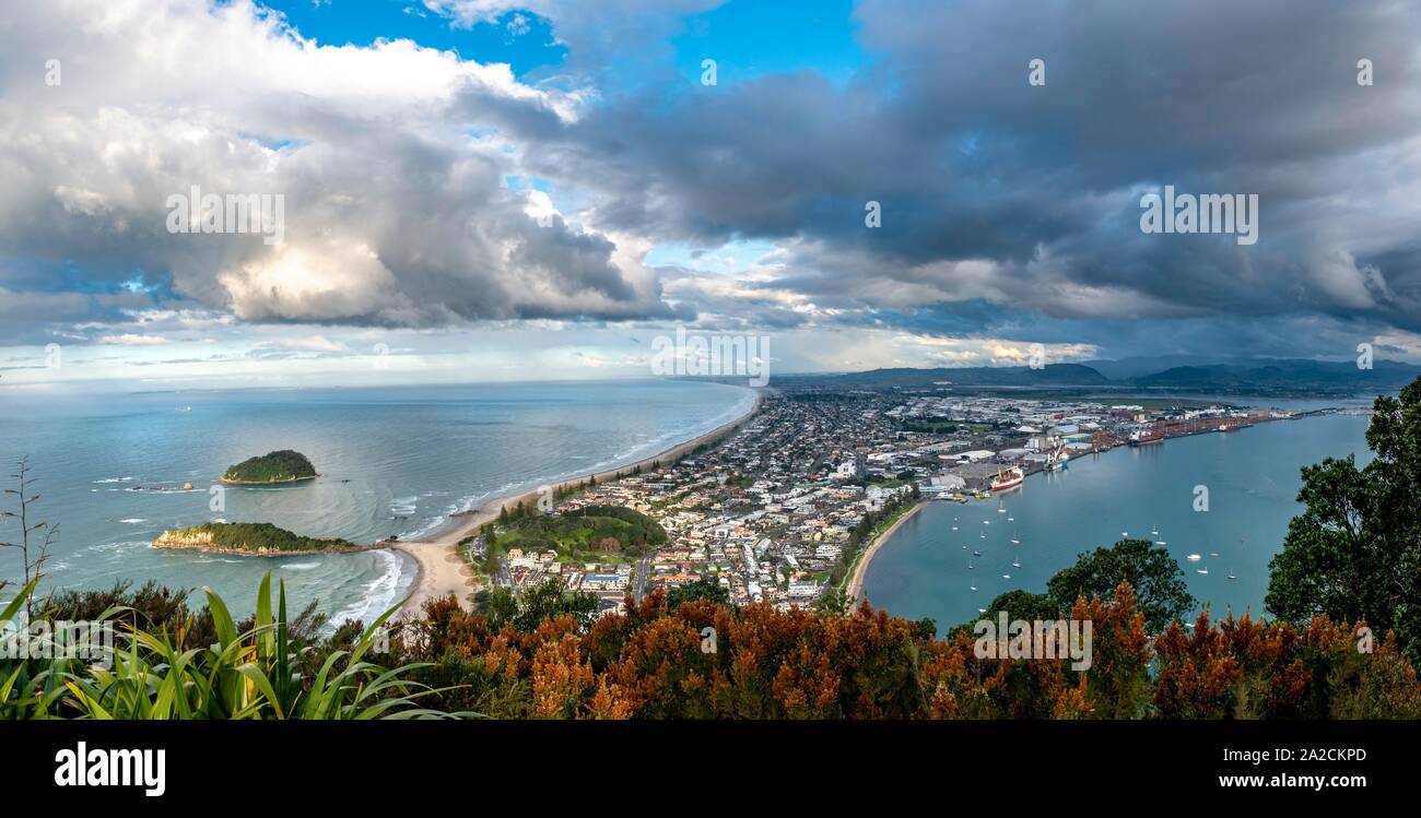 Vue panoramique sur le mont Manganui district et Tauranga harbour, vue depuis le mont Maunganui, Bay of Plenty, île du Nord, Nouvelle-Zélande Banque D'Images