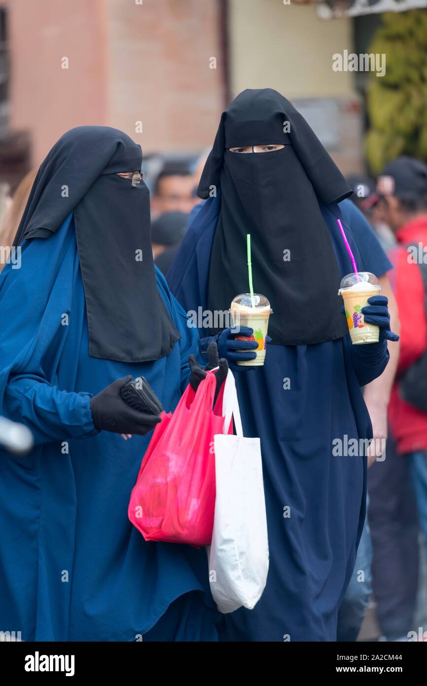 Les femmes voilées sur une séance de magasinage, Souk, Medina, Marrakech, Maroc Banque D'Images