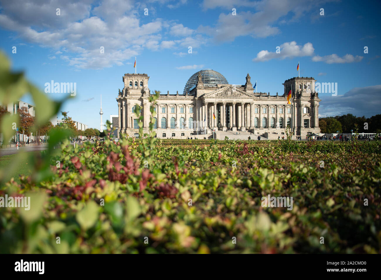 Berlin, Allemagne. 09Th Oct, 2019. Le bâtiment du Reichstag est éclairé par la lumière du soleil en fin d'après-midi. Credit : Arne Immanuel Bänsch/dpa/Alamy Live News Banque D'Images