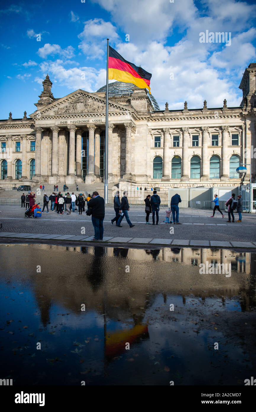 Berlin, Allemagne. 09Th Oct, 2019. Le drapeau allemand coups dans le vent en face du bâtiment du Reichstag. Credit : Arne Immanuel Bänsch/dpa/Alamy Live News Banque D'Images