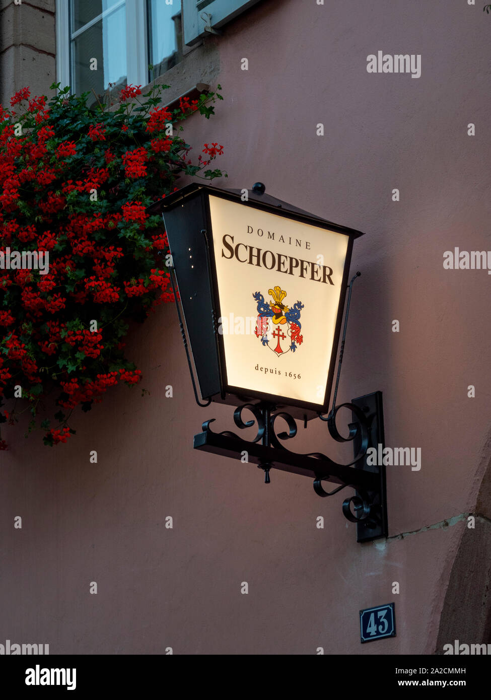 Une enseigne lumineuse pour le vigneron Domaine Schoepfer sur un mur à  l'extérieur de l'établissement vinicole dans Equishiem, Alsace, France  Photo Stock - Alamy