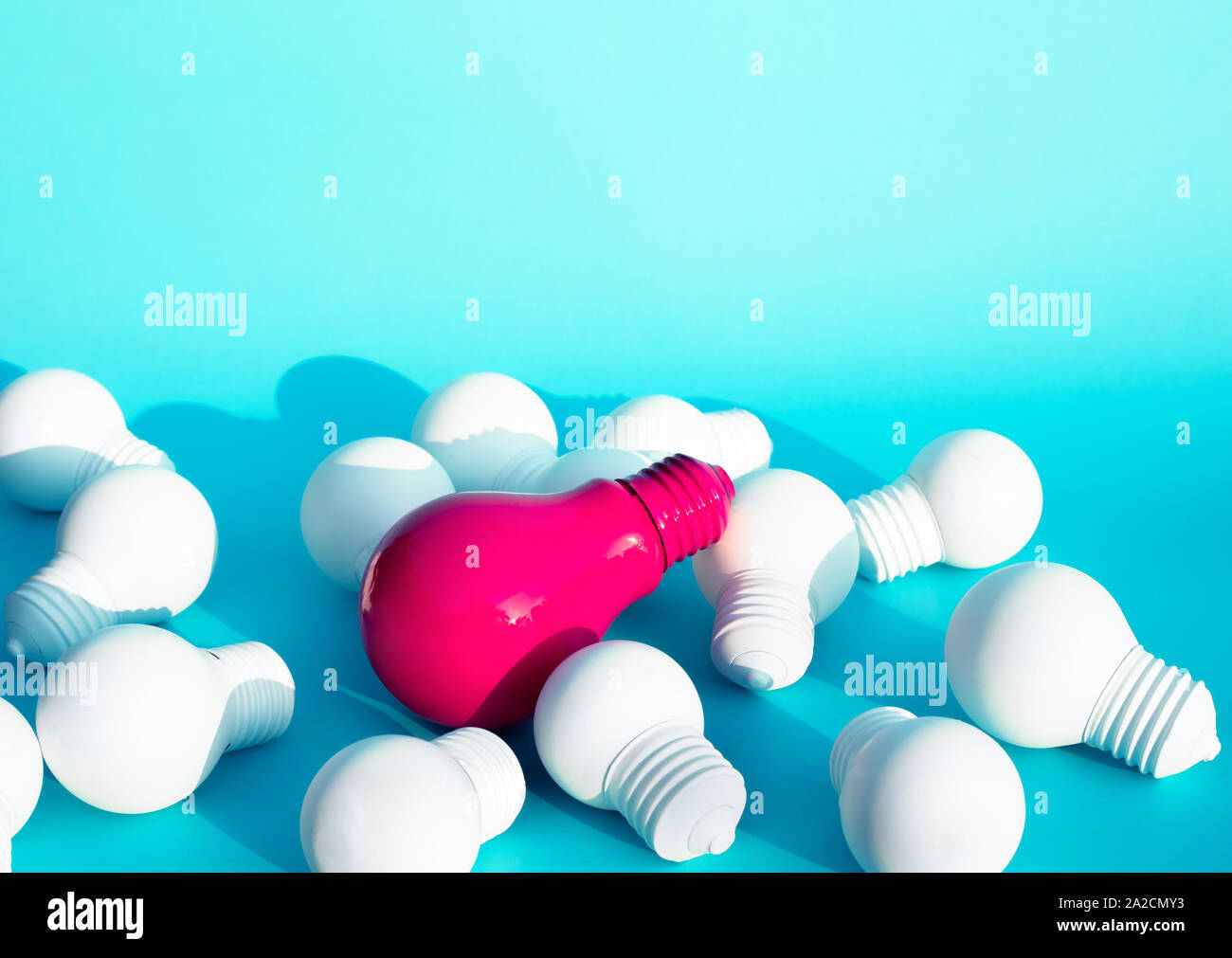 Inspiration idées concepts avec seulement une ampoule de lampe sur un autre en suspens sur un fond de couleur bleu.la créativité d'affaires.la motivation à succ Banque D'Images