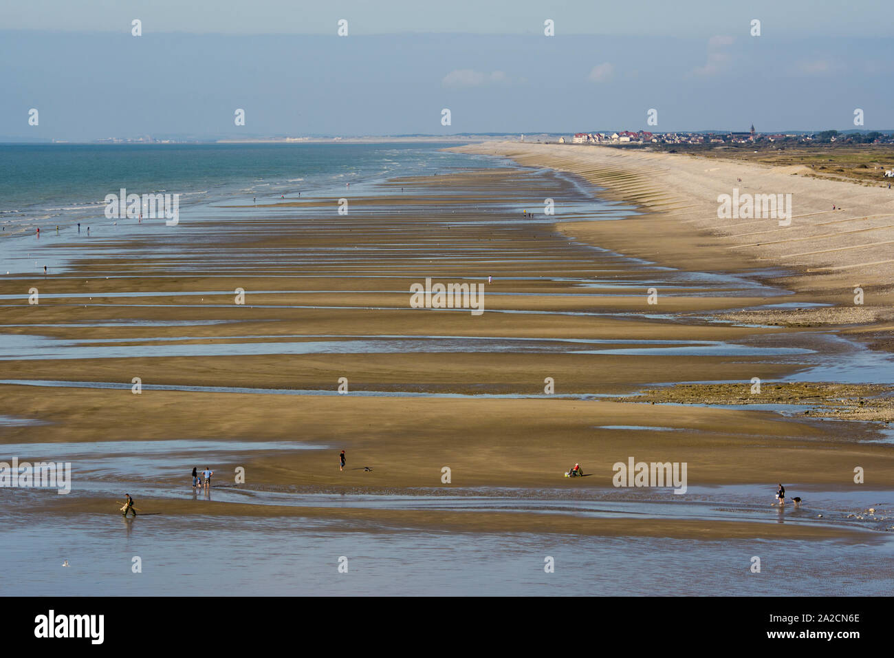 La plage d'Onival, à marée basse et sous le soleil du nord de la France et de la Baie de Somme. Cayeux sur meren attaché. Banque D'Images