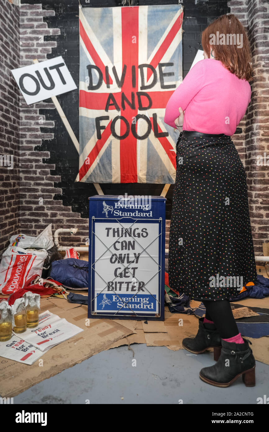 Bureau de Tri Chelsea, London, UK, 02 Oct 2019. Un assistant pose avec l'un des pièces connexes Brexit, par le Dr D, dans 'George, l'Union est Cross' est une exposition immersive de différentes installations qui se concentre sur la réponse des artistes basés en Angleterre à Brexit. Le 10e anniversaire de l'installation de salles d'art alias voir le meilleur de la artistes urbains. Credit : Imageplotter/Alamy Live News Banque D'Images