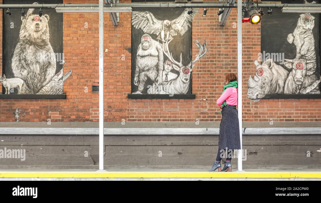 Bureau de Tri Chelsea, London, UK, 02 Oct 2019. Un assistant pose avec Levalet's 'Arche de Noé'. Le 10e anniversaire de l'installation de salles d'art alias voir le meilleur de la artistes urbains, avec une belle brochette de créatifs, y compris des artistes internationaux réputés faire leurs débuts au Royaume-Uni et son propre nom des artistes en vedette de 2019. Credit : Imageplotter/Alamy Live News Banque D'Images