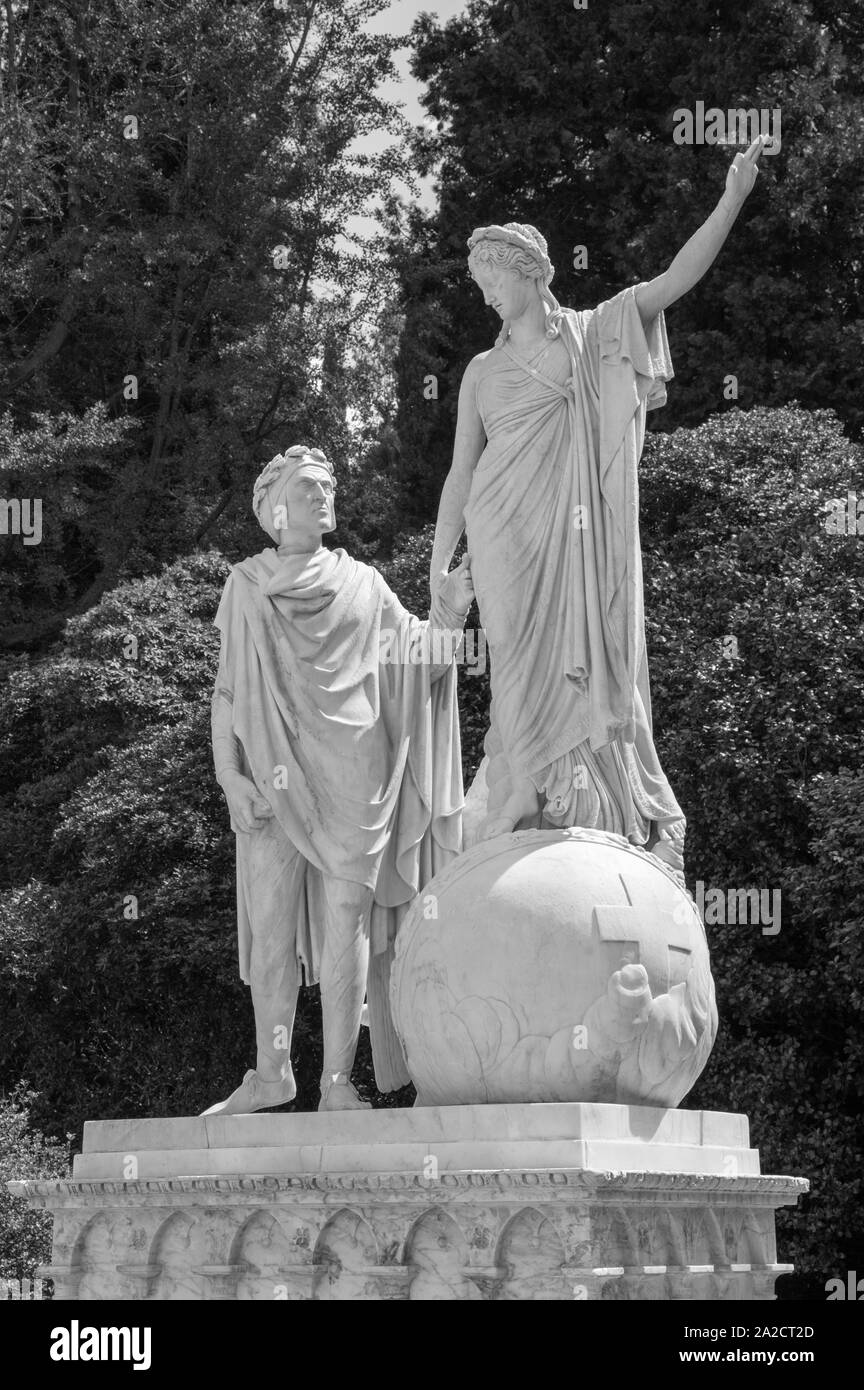 BELAGGIO, ITALIE - 10 MAI 2015 : La statue de Dante et Béatrice dans les jardins de la Villa Melzi de Giovanni Battista Comolli (Février 1775 - 1831). Banque D'Images