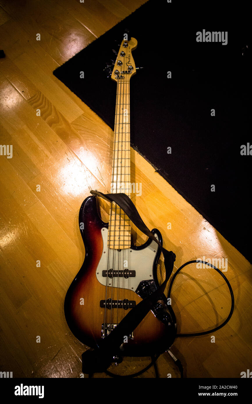 Guitare basse allongée par terre dans une pause d'enregistrement Photo  Stock - Alamy
