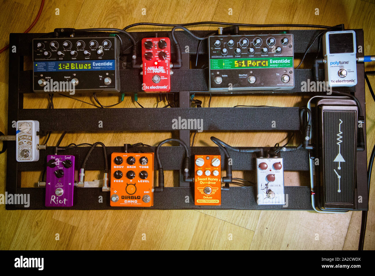 Pedalboard guitare avec plusieurs effets prêts à être effectuées à une séance d'enregistrement. Banque D'Images