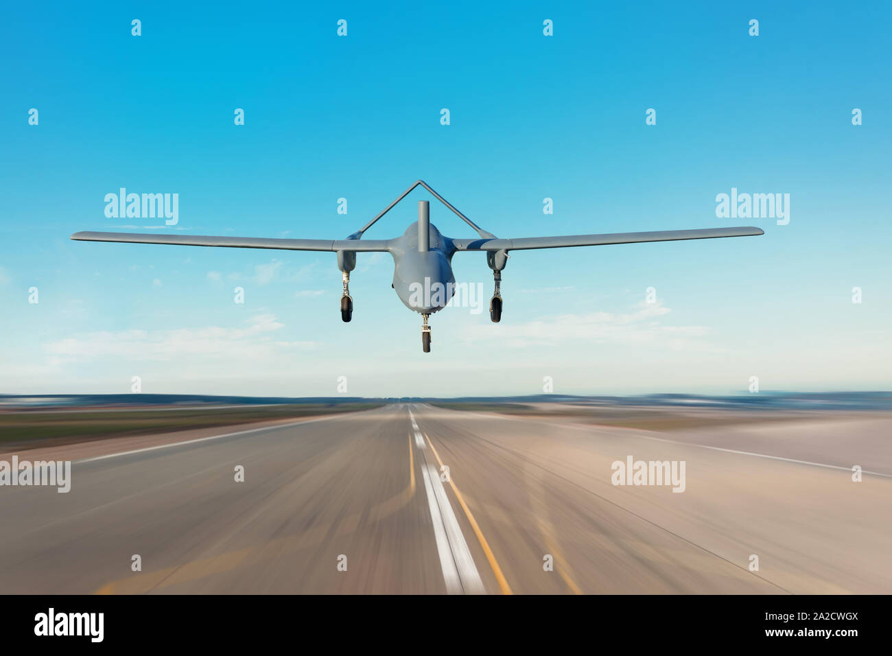 Drone militaire sans pilote à l'atterrissage sur la piste de la base militaire Banque D'Images