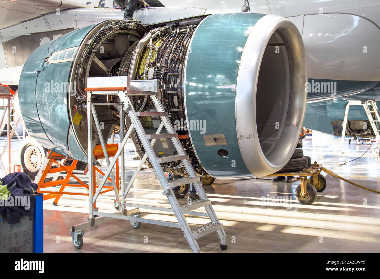 L'entretien, a ouvert un moteur d'avion dans le hangar en très grand hall industriel. Banque D'Images