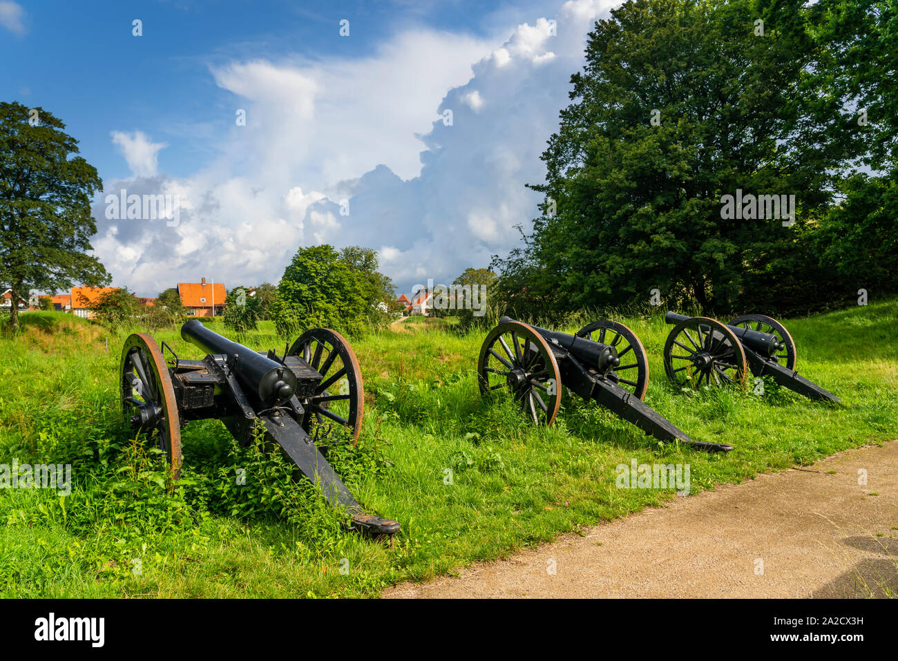 Canons militaires le long de la digue militaire Vold remparts à Fredericia, Danemark. Banque D'Images