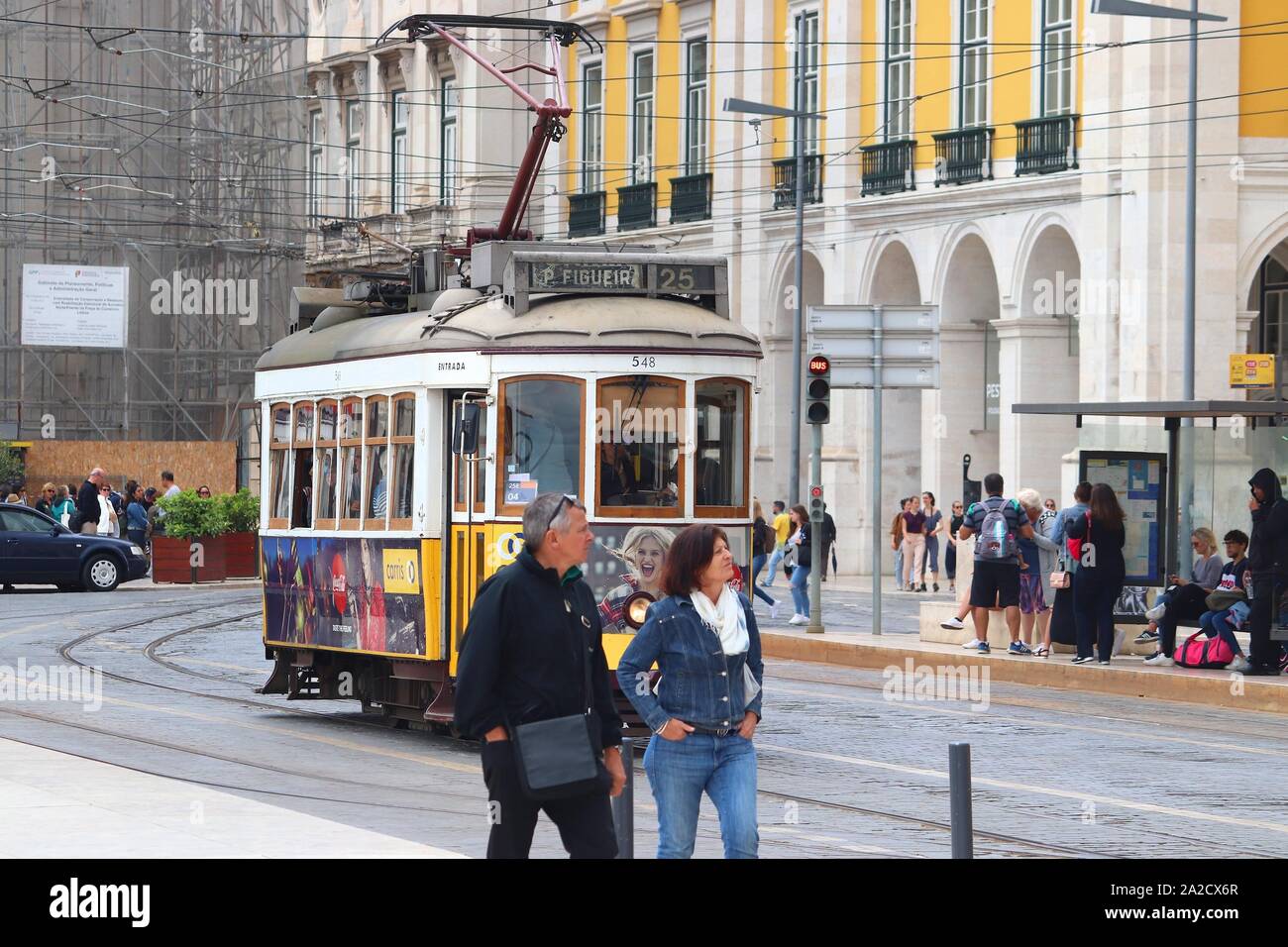 Lisbonne, Portugal - 4 juin 2018 : le trajet en tramway jaune à Praca Comercio square à Lisbonne, Portugal. Le réseau de tramway de Lisbonne remonte à 1873, un Banque D'Images