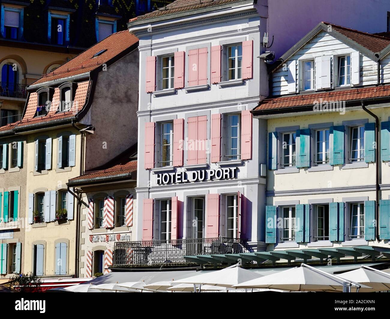 Bâtiments aux volets colorés et styles architecturaux intéressants au port d'Ouchy, Lausanne, Suisse. Banque D'Images