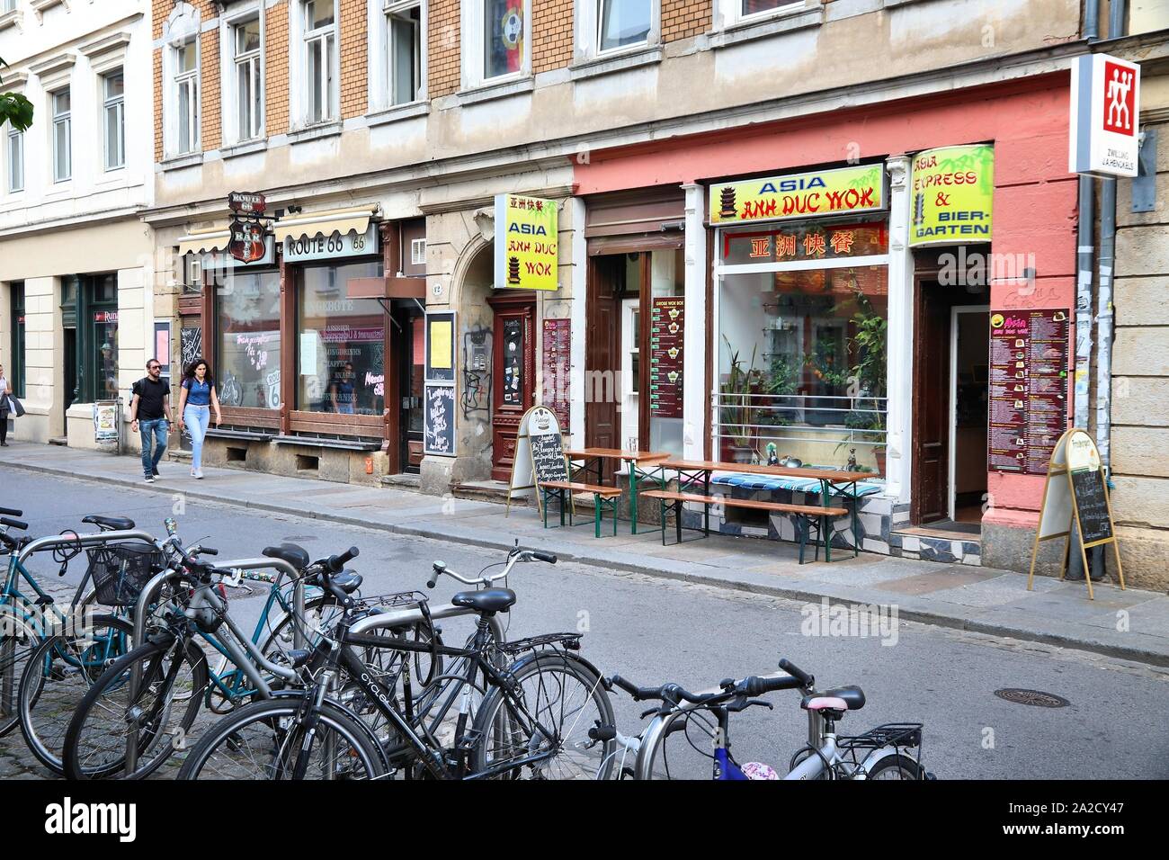 Dresde, Allemagne - 10 MAI 2018 : personnes visitent les restaurants de quartier de Neustadt à Dresde. Neustadt est un district de la hanche restaurants excentriques et altern Banque D'Images