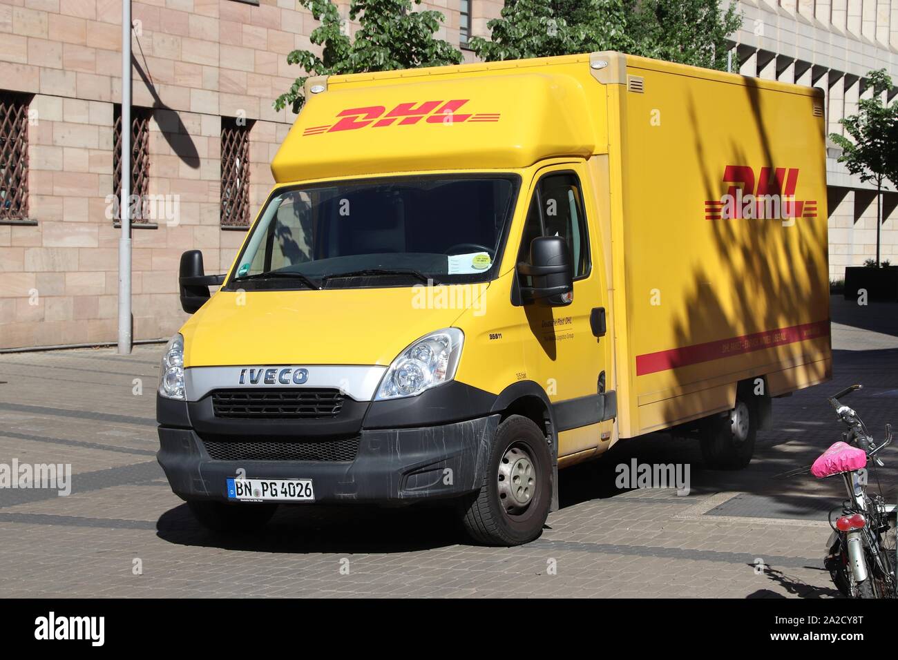 NUREMBERG, ALLEMAGNE - le 7 mai 2018 : livraison de colis DHL van en Allemagne. DHL fait partie du service de messagerie nationale allemande - Deutsche Post. Banque D'Images