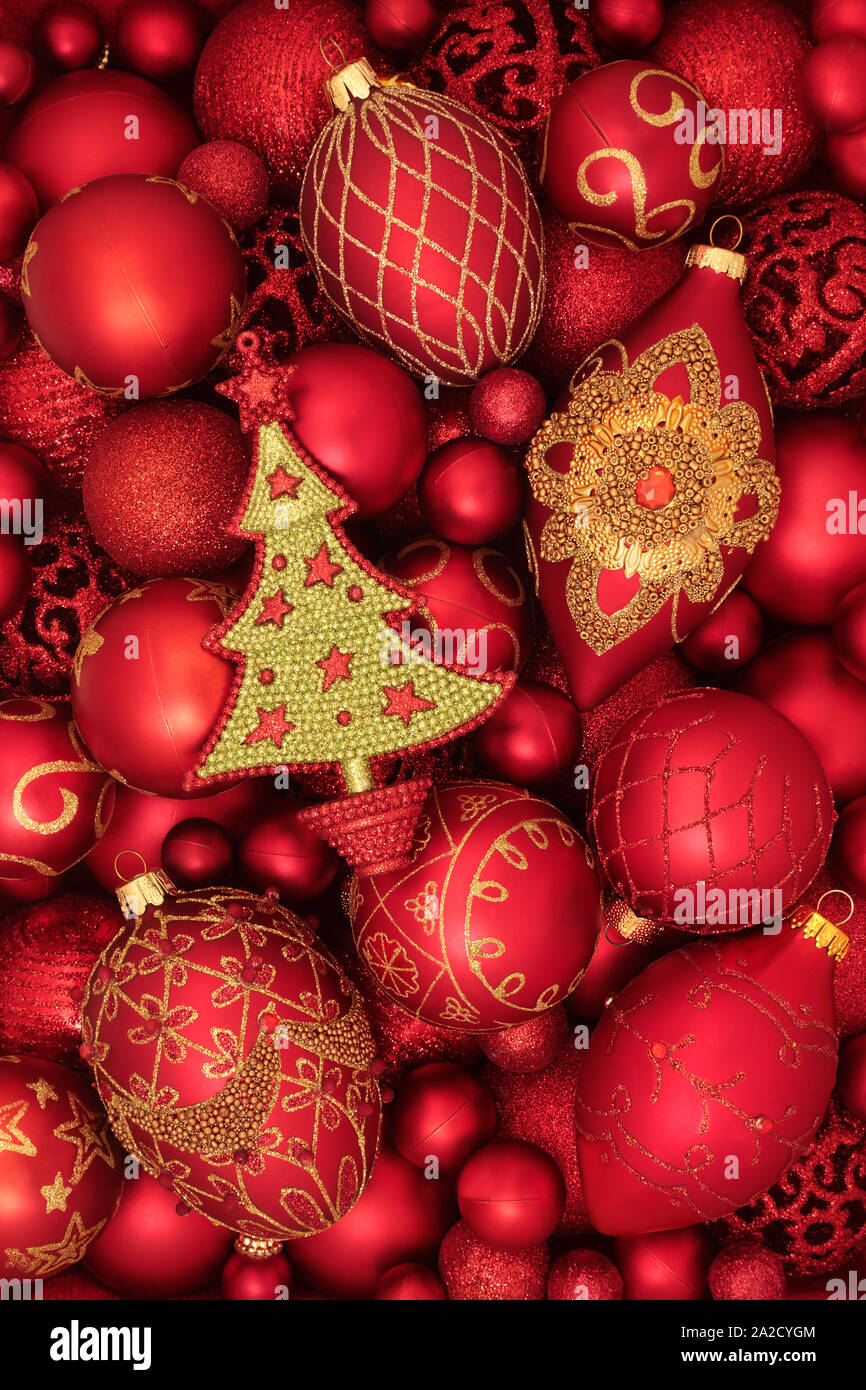 Rouge et Or Luxury bauble Christmas Tree decorations formant un motif de fond. Point de vue traditionnel pour les fêtes. Banque D'Images