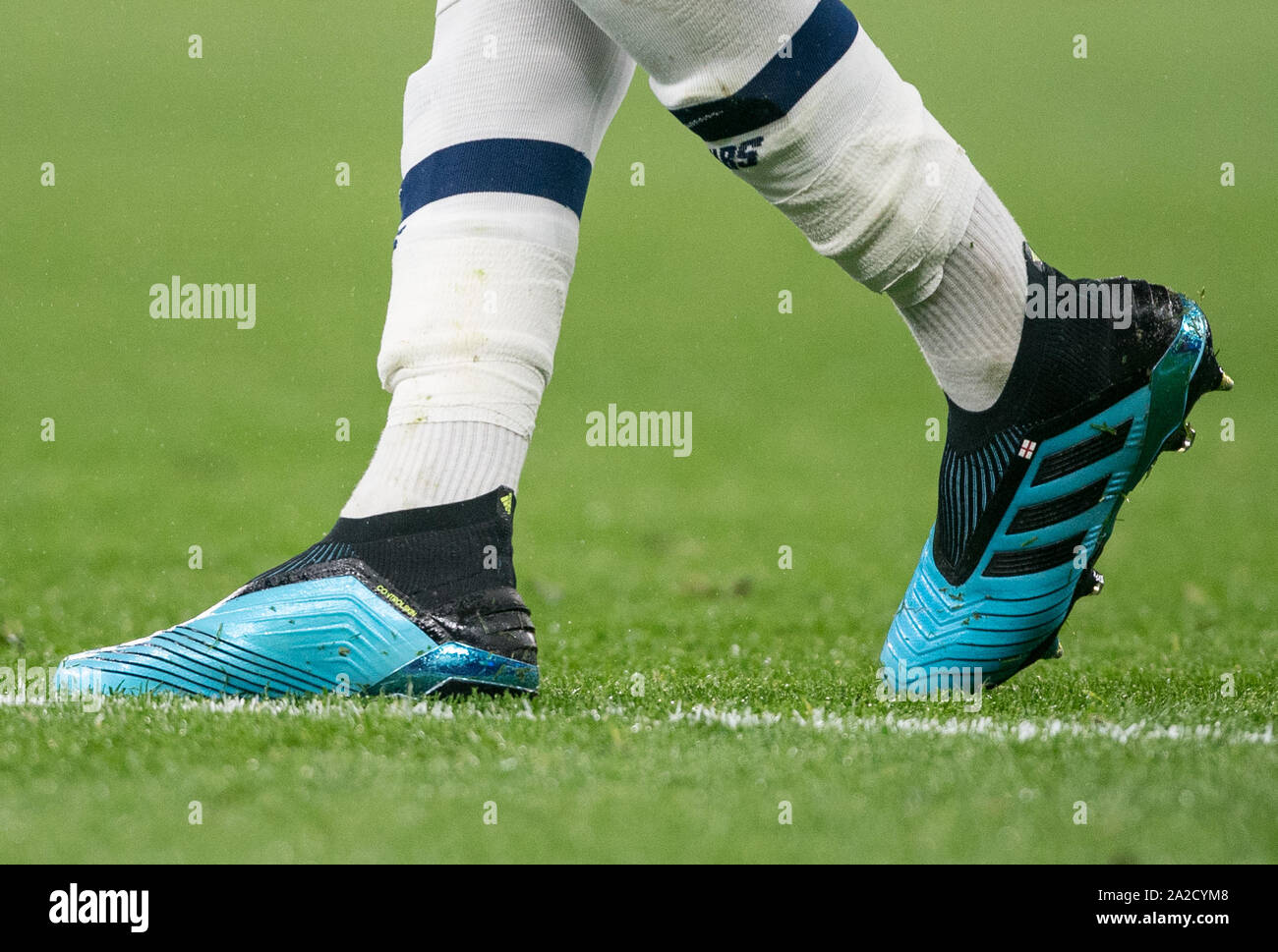 Les chaussures de football Adidas de Alli Dele d'éperons avec drapeau de l' Angleterre au cours de l'UEFA Champions League match de groupe entre  Tottenham Hotspur et Bayern Munich au stade de Wembley,