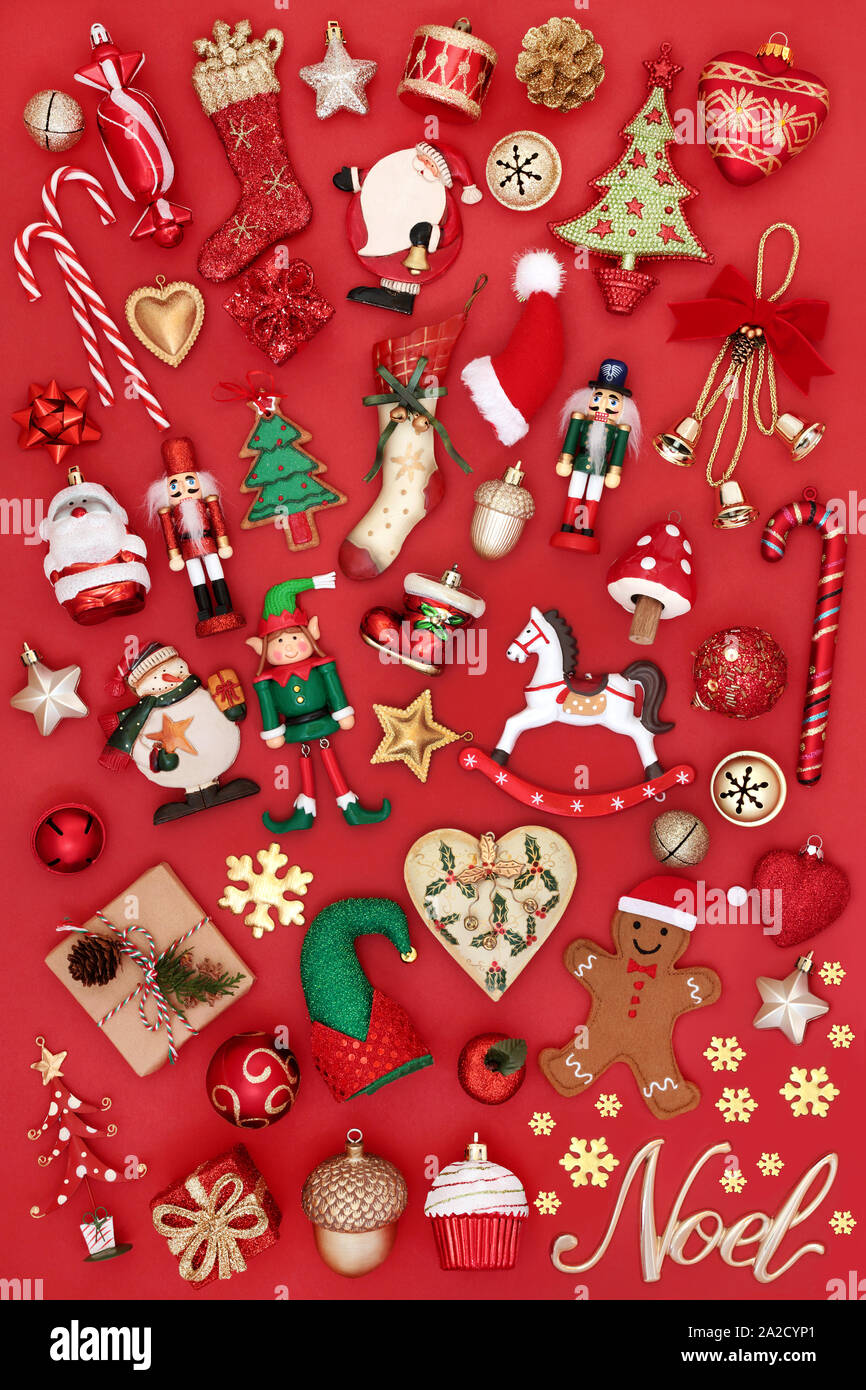 Boules de Noël arbre de Noël avec de l'or noel signe et ornements sur fond rouge. Thème Traditionnel avec des symboles pour la période des fêtes. Banque D'Images