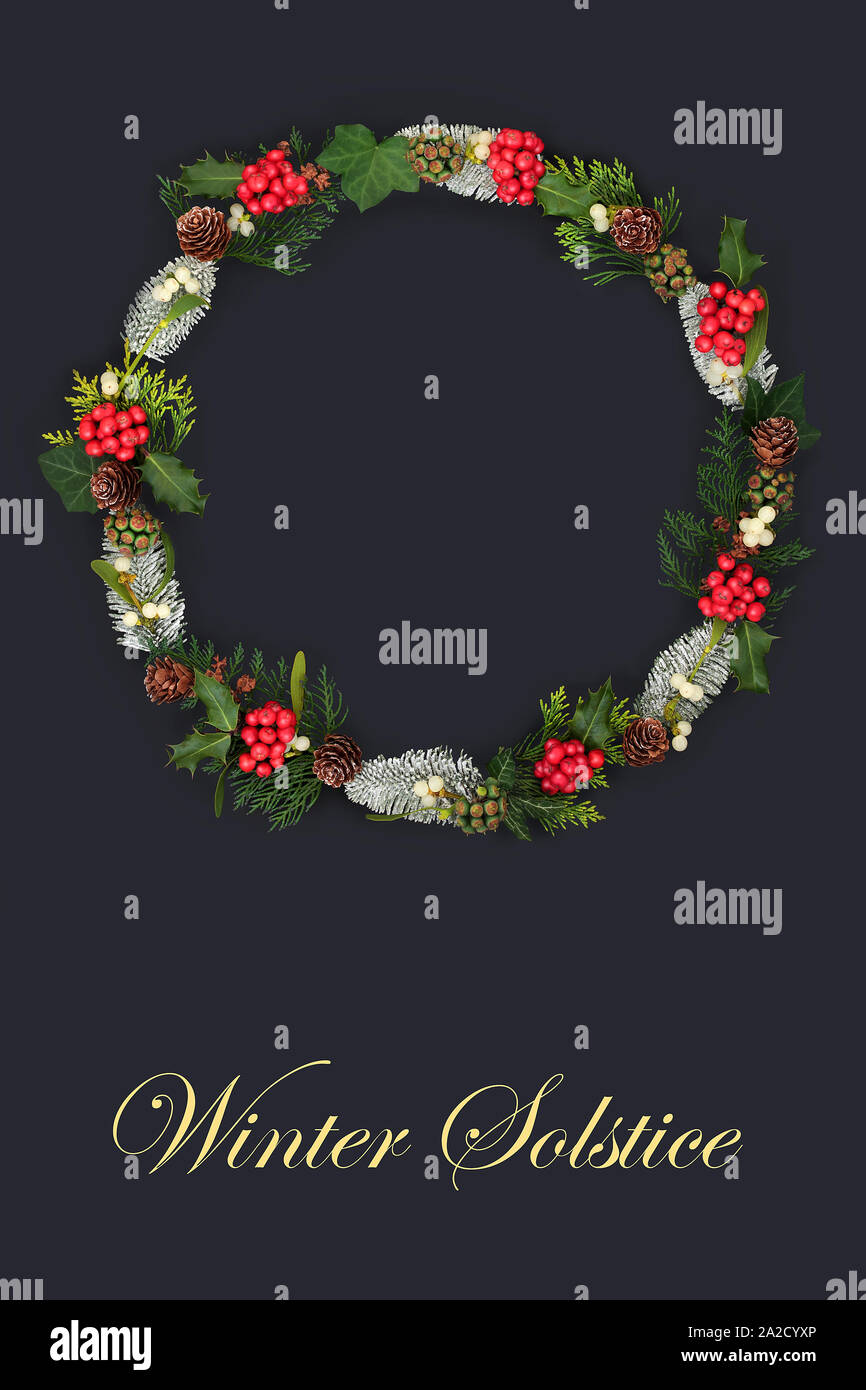 Solstice d'hiver naturelles couronne, avec Holly et une variété de la flore et de la faune sur fond gris foncé et le titre. Banque D'Images Solstice d'hiver naturelles couronne, avec Holly et une variété de la flore et de la faune sur fond gris foncé et le titre. Banque D'Images