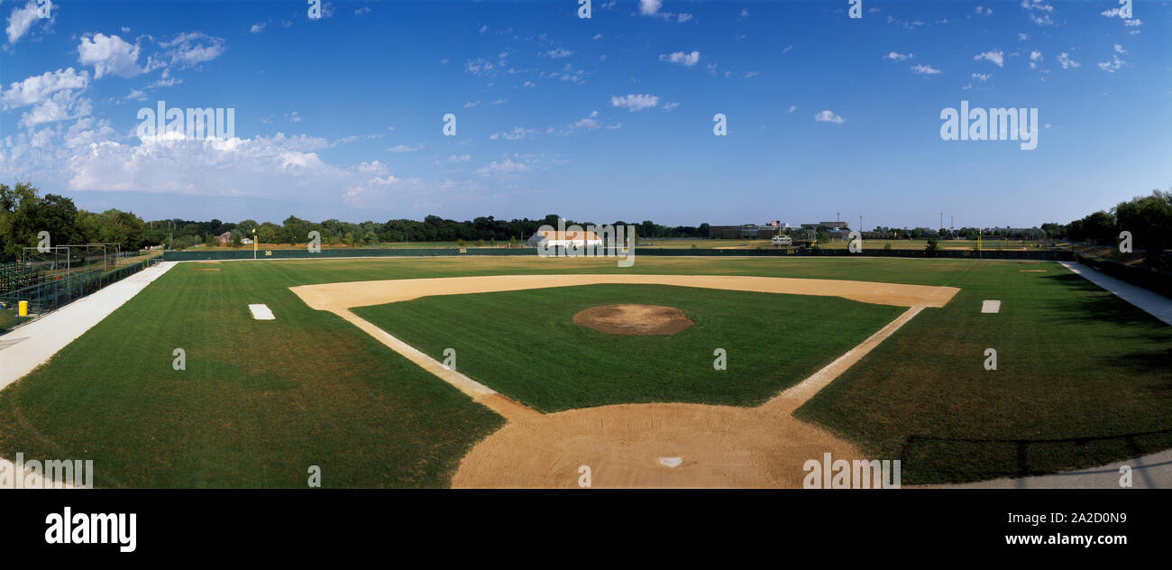 Sur le terrain de baseball de l'école secondaire, Lincolnshire, Lake County, Illinois, États-Unis Banque D'Images