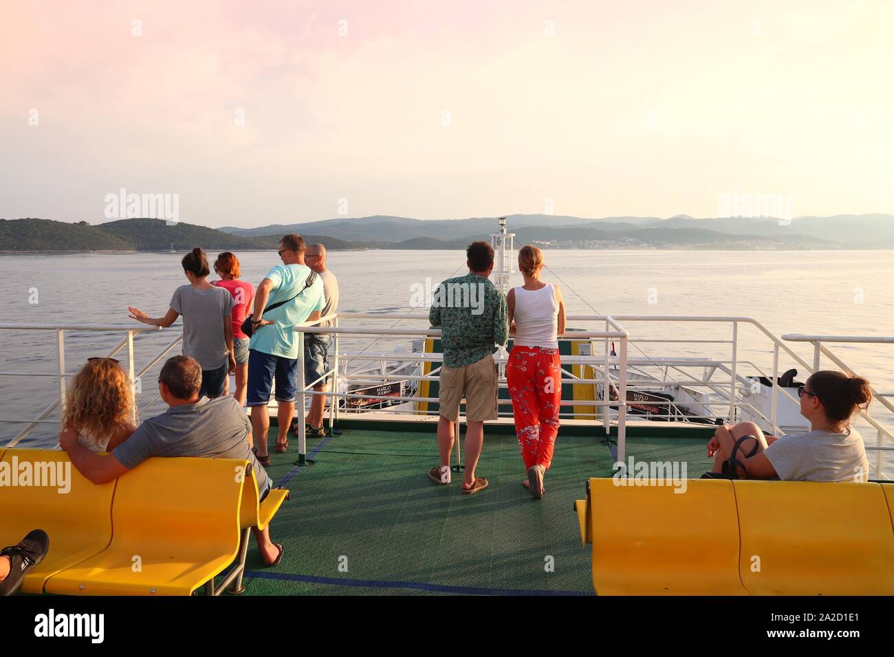 KORCULA, Croatie - 22 juin 2019 : Les passagers à bord d'un ferry près de l'île de Korcula. La Croatie a de nombreuses îles qui sont accessibles seulement par les lignes de ferry. Banque D'Images