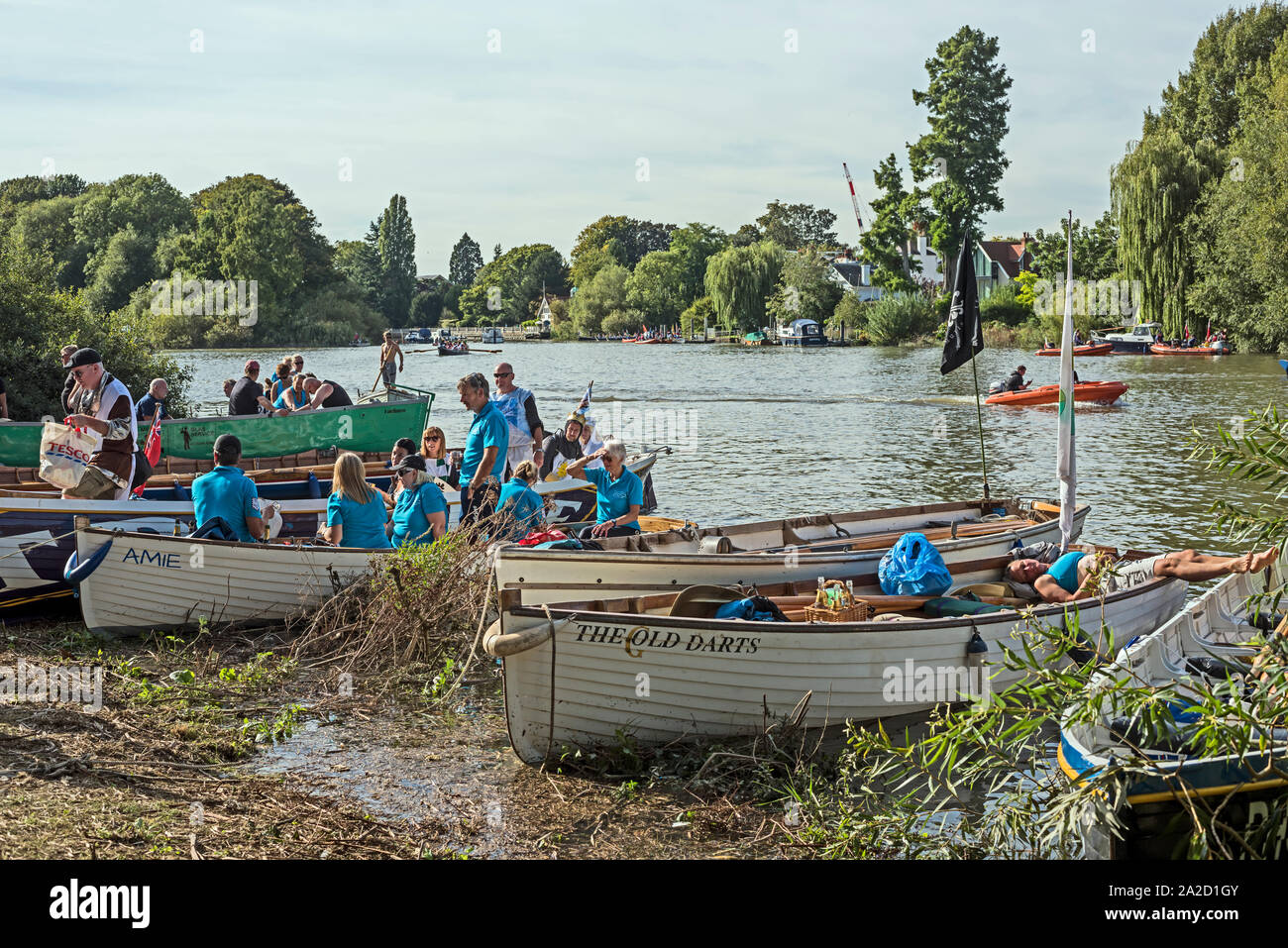 Les concurrents dans leurs couleurs relaxantes bateaux à la fin de la Grande rivière de la race, le 14 septembre 2019, sur la Tamise, Londres, UK Banque D'Images