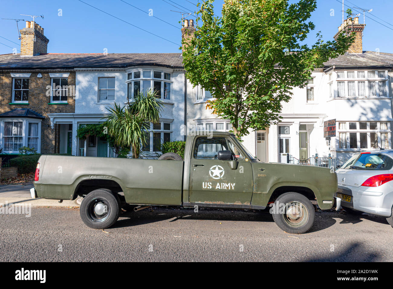 Camionnette privée peinte par l'armée américaine garée dans une rue résidentielle à Westcliff, Southend on Sea, Essex, Royaume-Uni. Passionné militaire Banque D'Images