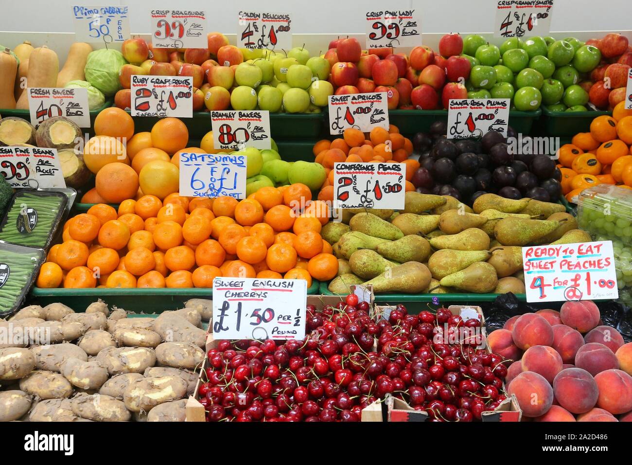 LEEDS, UK - 11 juillet 2016 : les fruits et légumes à Kirkgate Market au Royaume-Uni. Il y a 800 stands dans le marché. Il est visité par 100 000 weekly Banque D'Images