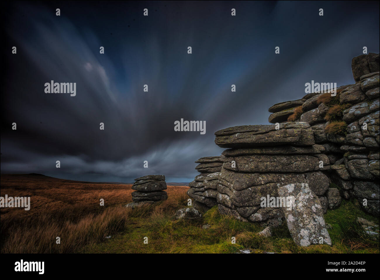 Une longue exposition photo de nuit à Littaford Tor, Dartmoor, Angleterre Banque D'Images