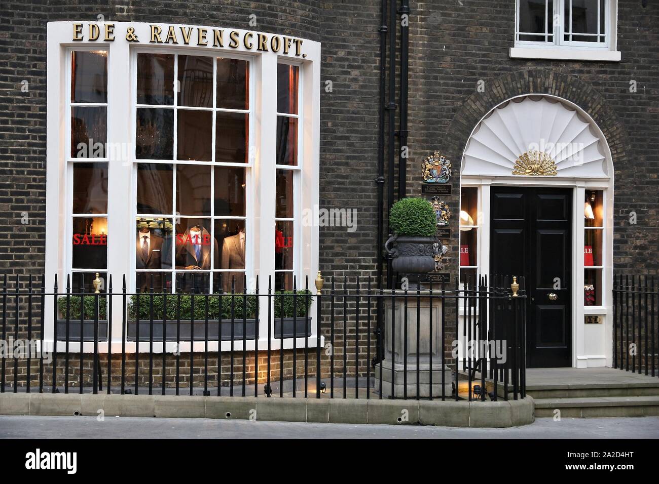 Londres, UK - 6 juillet 2016 : Savile Row bespoke couture magasins à Londres. Bond Street est une rue dans le quartier de Mayfair, traditionnellement connu pour tailleurs. Banque D'Images