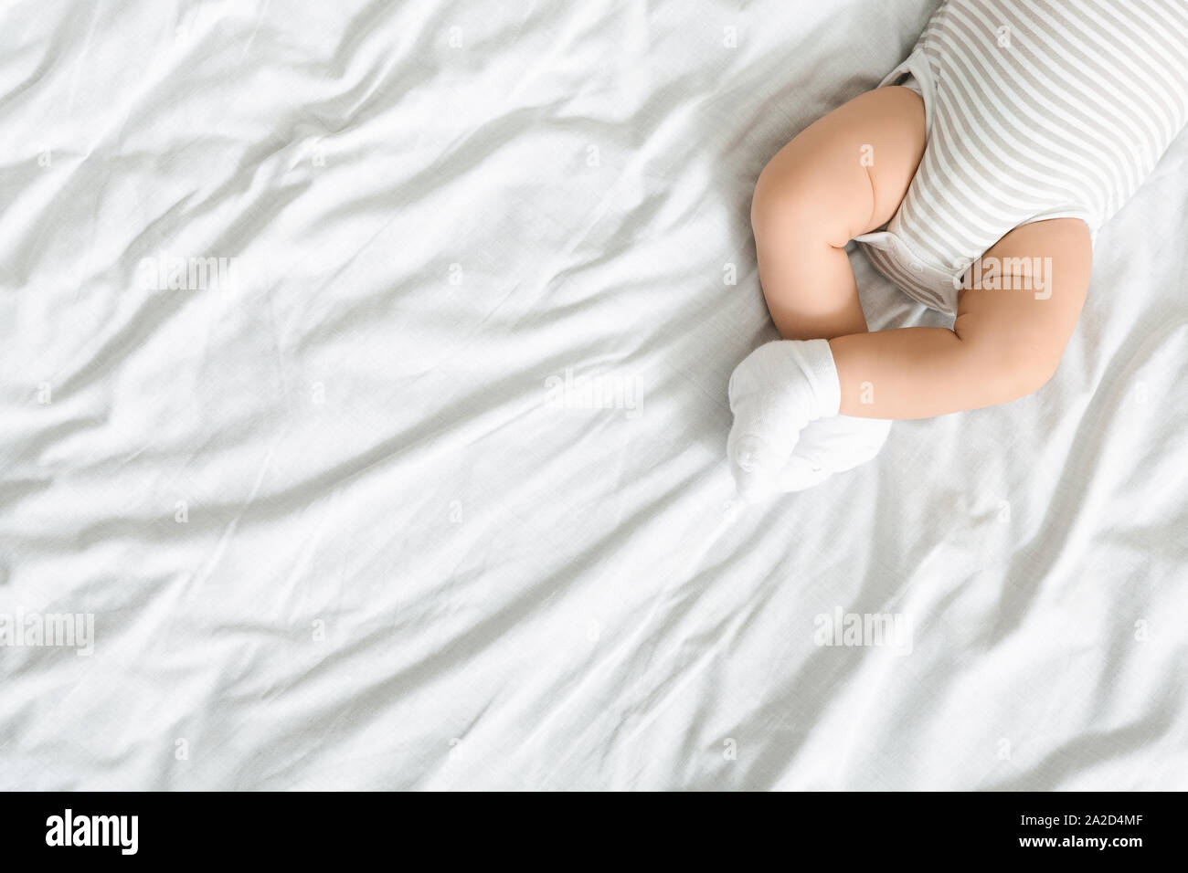 Vue de dessus de jambes croisées de bébé nouveau-né Banque D'Images