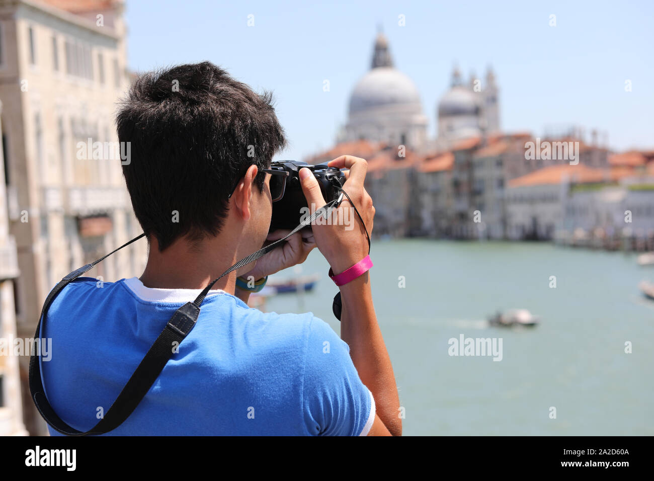 Le jeune photographe avec appareil photo tout en prenant des photos de l'île de Venise en Italie du pont de l'Accademia Banque D'Images