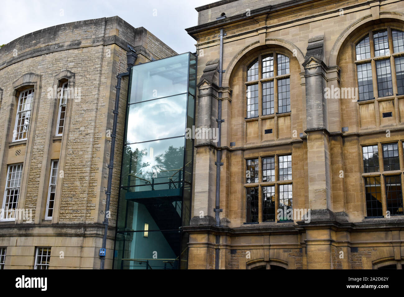 L'architecture ancienne et contemporaine (Radcliffe) Bibliothèque des sciences dans une rue d'Oxford, UK Banque D'Images