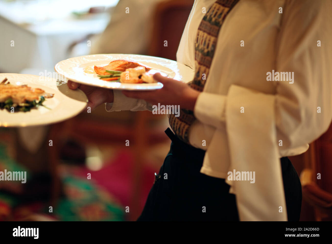 Plats internationaux est servi dans un restaurant de luxe. Banque D'Images