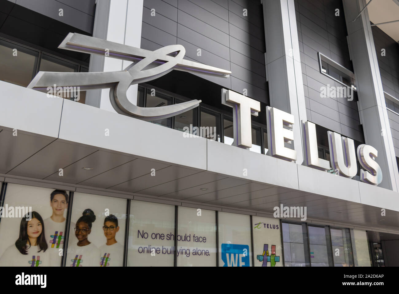 Acier Telus logo au niveau de la rue à leur siège social au centre-ville de Toronto. Banque D'Images