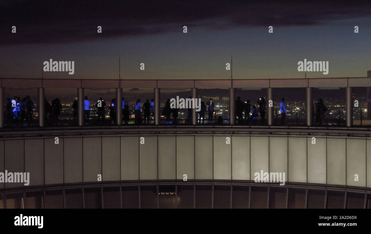 - 大阪市 Osaka - voir de Umeda Sky Building (梅田スカイビル) dans la nuit Banque D'Images