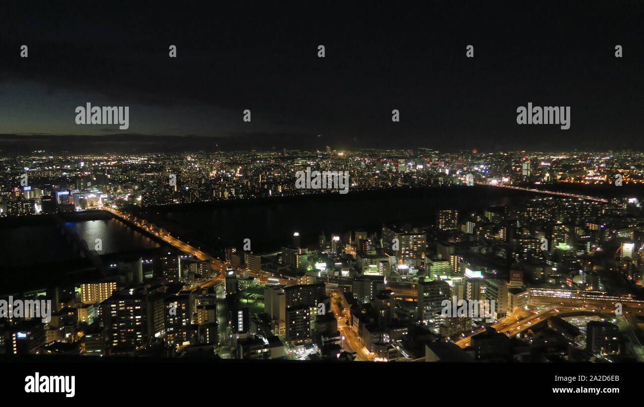 - 大阪市 Osaka - voir de Umeda Sky Building (梅田スカイビル) dans la nuit Banque D'Images