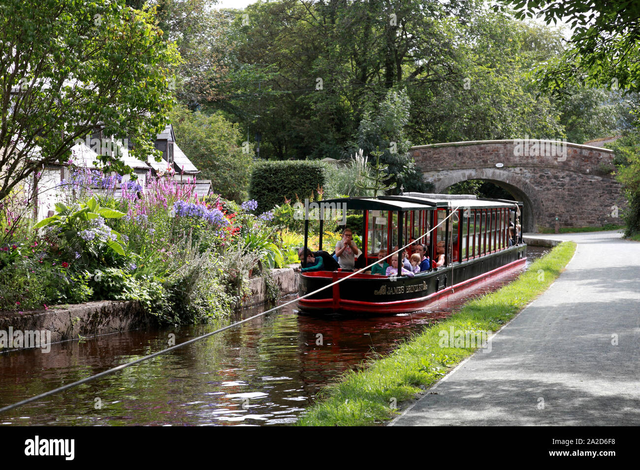 Un voyage en bateau, James Brindley, tirée par un cheval de Llangollen Wharf le Dee Valley vers Llantysilio Banque D'Images Un voyage en bateau, James Brindley, tirée par un cheval de Llangollen Wharf le Dee Valley vers Llantysilio Banque D'Images