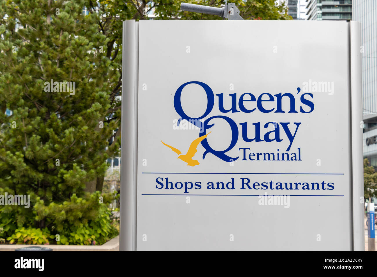 Le panneau « sauts et restaurants » de Queen's Quay se trouve à l'entrée du terminal riverain de Toronto. Banque D'Images