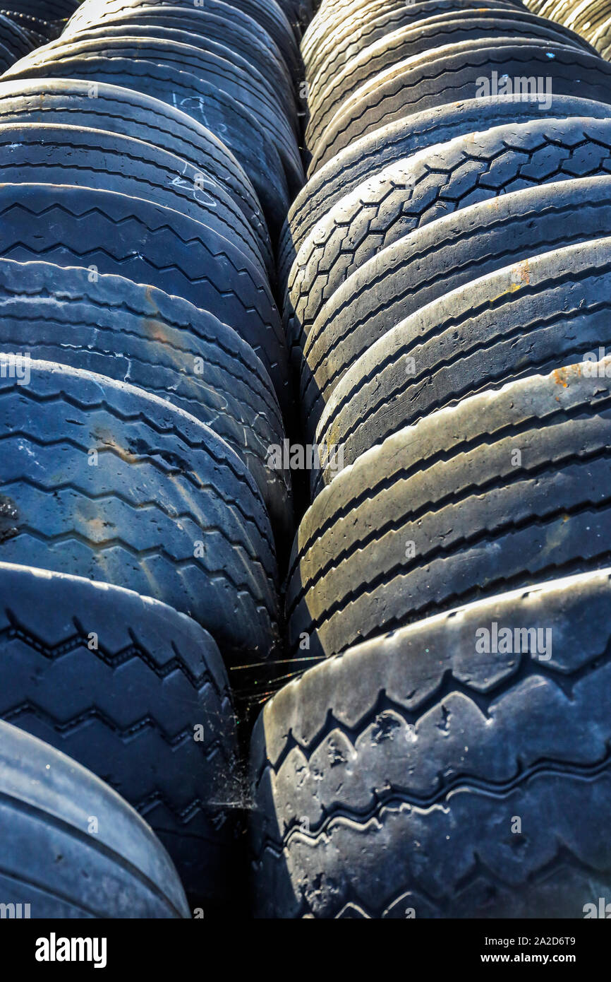 Utilisés et usés pneus de camion ou stockés dans un garage, Ecosse, Royaume-Uni Banque D'Images