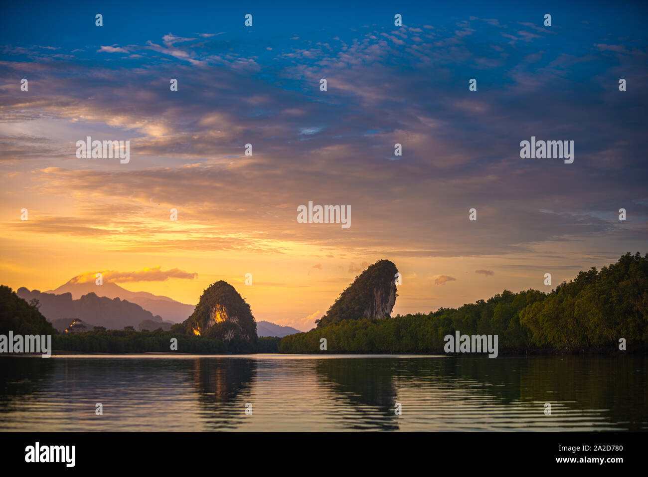 Krabi Thailande Falaises calcaires et Pak Nam River au coucher du soleil Banque D'Images