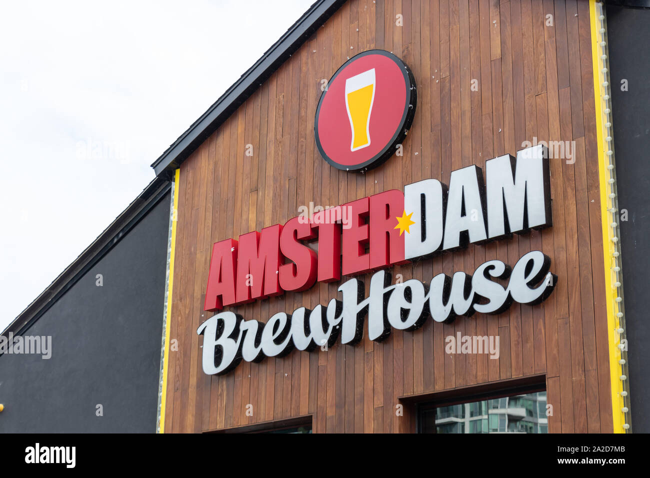 Panneau Amsterdam Brewhouse situé au sommet de la célèbre brasserie et restaurant riverain de Toronto. Banque D'Images