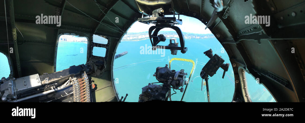 Wheeling, United States. 09Th Oct, 2019. Le lac Michigan est perçu par le nez d'un Boeing B-17G administré par la Collings Foundation dans le cadre d'une tour d'avion historique à Chicago le 29 juillet 2017. L'avion a été marqué comme le quartier historique de Nine-O-Neuf de la 323e Escadron à la bombe, 91e Groupe de bombardement qui a rempli 140 missions de combat pendant la Seconde Guerre mondiale. L'avion s'est écrasé peu après le décollage avec multiples décès à Bradley International Airport de Windsor Locks, CT le 2 octobre 2019. Photo de Brian Kersey/UPI UPI : Crédit/Alamy Live News Banque D'Images