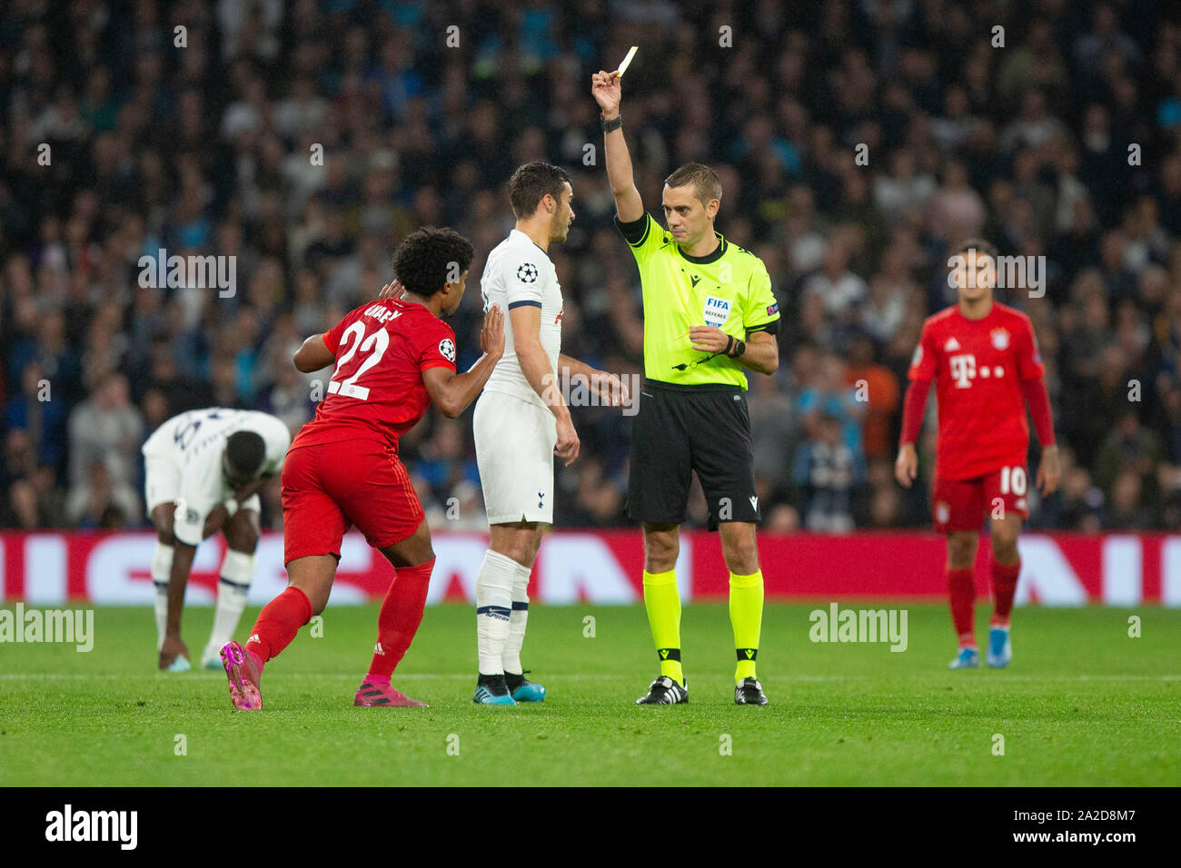 Match arbitre Clement Turpin de la France montre une carte jaune à Serge Gnabry du Bayern Munich (à gauche) au cours d'une Ligue des Champions, le 1er octobre 2019. Banque D'Images