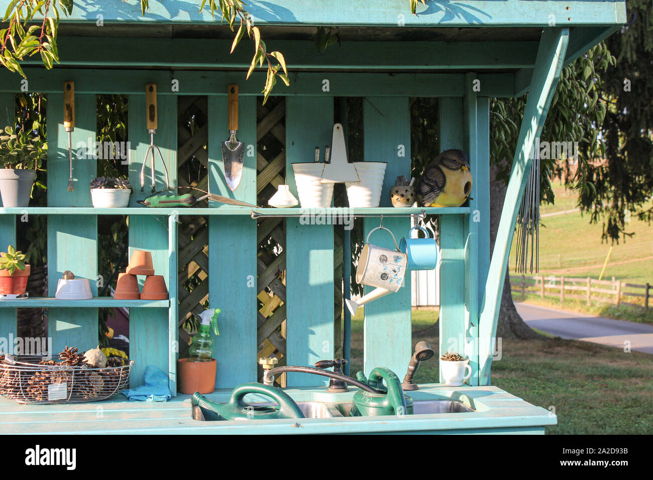 Teal Blue Garden Outil Travail banc avec Pots de fleurs Banque D'Images